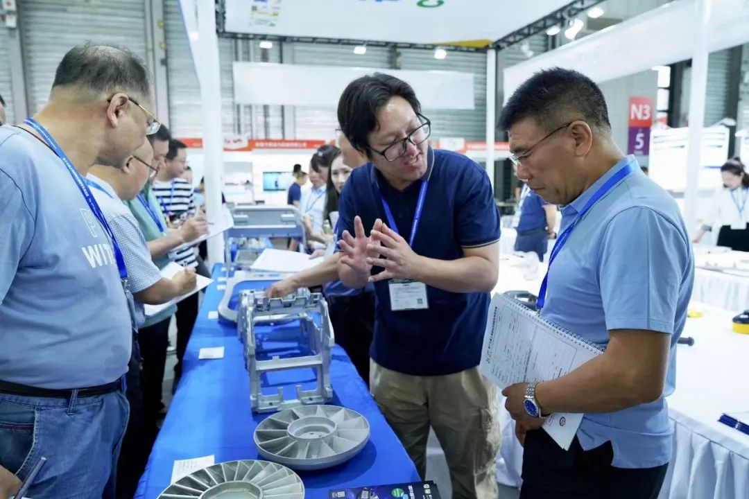 品成金屬技術(shù)人員在“鑄件嘉年華”活動(dòng)現(xiàn)場答疑中