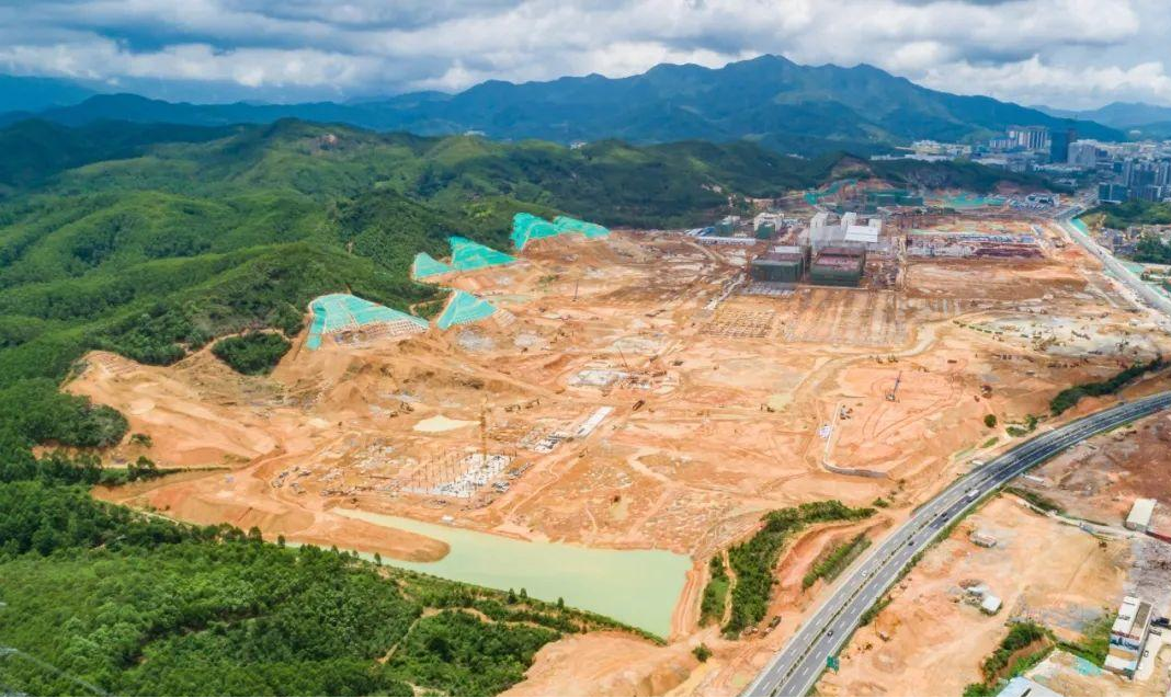 深汕比亞迪汽車工業園二期項目位于深汕特別合作區小漠鎮，計劃總投資200億元