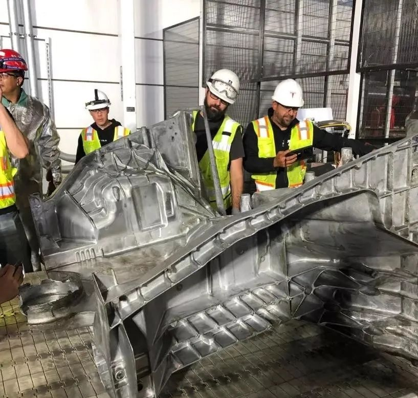 將本來超過220個(gè)零部件被壓鑄成為了10個(gè)集成零部件