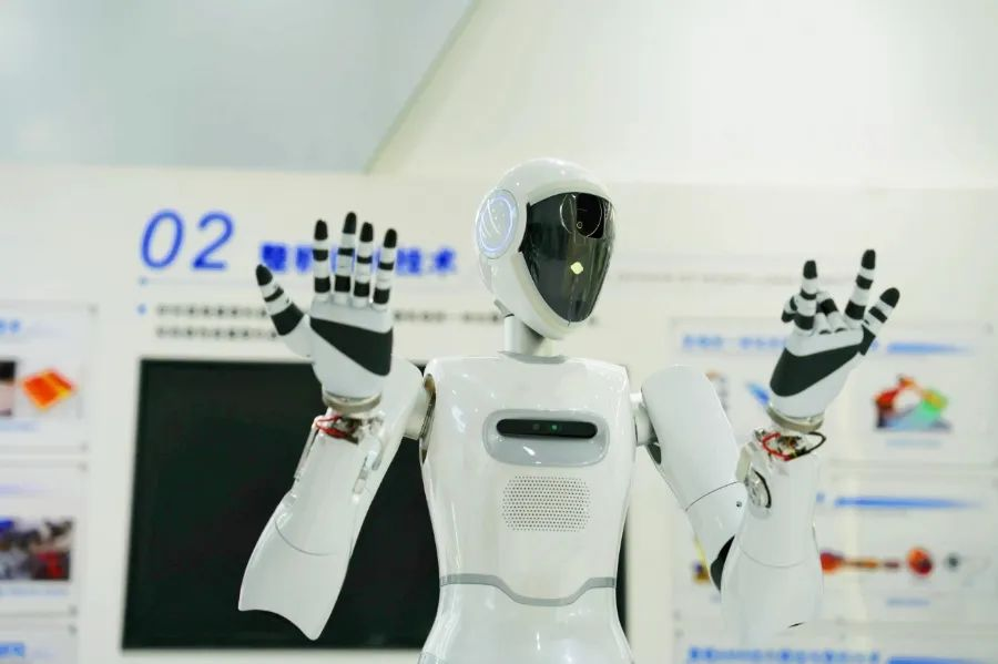 美的人形機器人樣機首次亮相